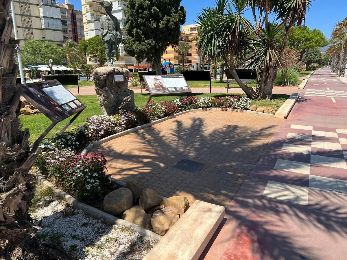 Luxery: Modern Beachfront Apartment in Torre Del Mar 0*,